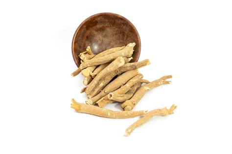 Ashwagandha O Aswaganda O Ginseng Indio Es Una Medicina Ayurveda En Un Fondo Plano Aislado De