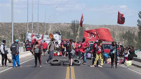 Corte total y acampe en los puentes que unen Cipolletti y Neuquén