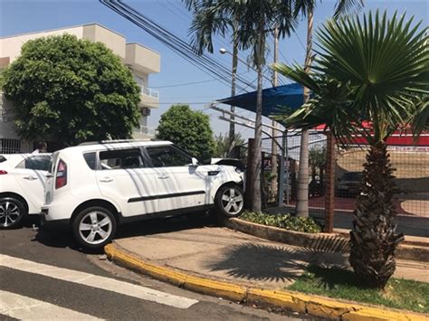 Carros Colidem E Invadem Garagem Na Rua Pernambuco Jornal A Cidade De