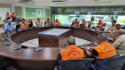 Moradores De área De Risco São Retirados Pela Defesa Civil Estadual E