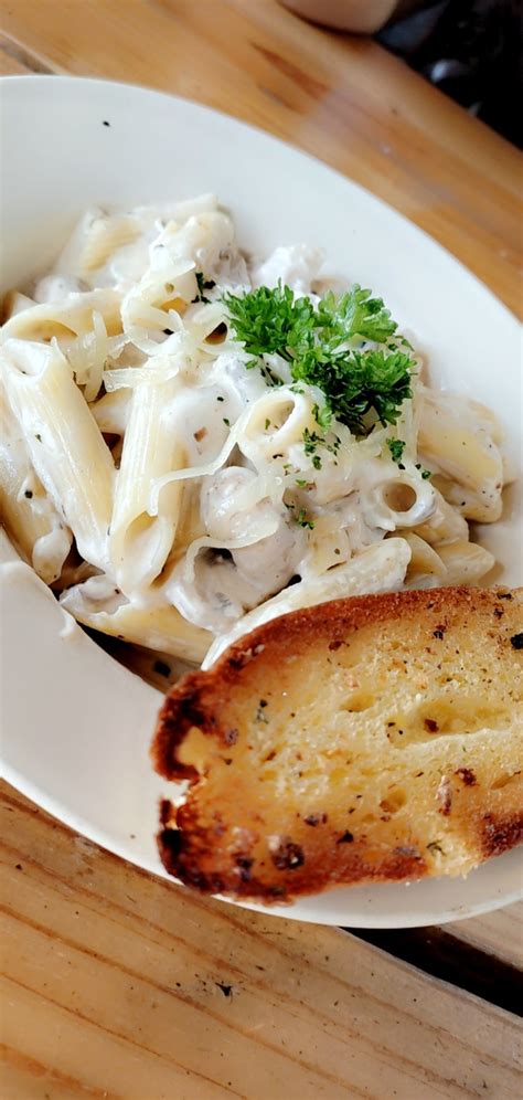 White sauce pasta with garlic bread : r/FoodPorn