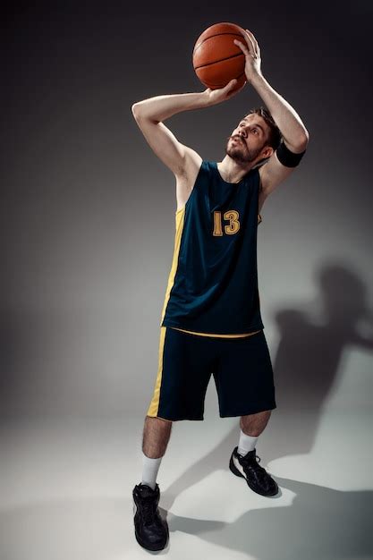 Retrato De Cuerpo Entero De Un Jugador De Baloncesto Con Pelota Foto