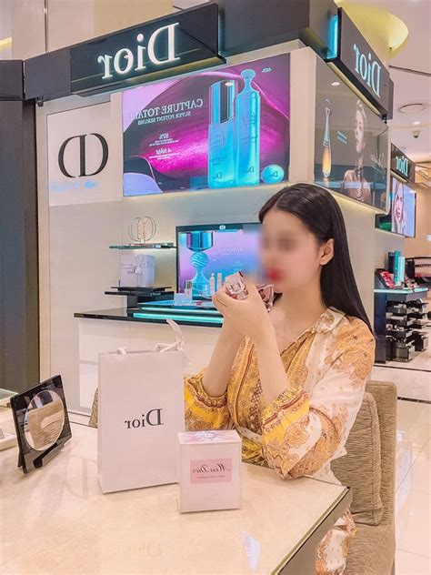 Xôn xao nhóm hot girl tài chính 2K4 mặc đồ hiệu check in xe sang nhưng phải đi vay nóng vì