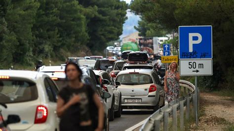 Foto Prometni Kolaps Zbog Po Ara Stotine Vozila Zaglavljene Na Cesti