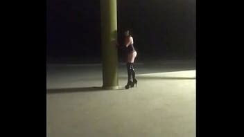 fetiche público slutwalk con botas abrazadera castidad y enchufe XVIDEOS