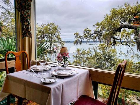 Looking for a restaurants with a waterfront view on Hilton Head Island? To help you decide, here ...