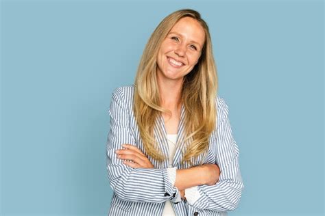 Femme D Affaires Blonde Souriante Croisant Ses Bras Photo Gratuite