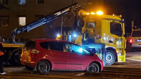 Auto F Hrt In Der Merseburger Stra E Ins Gleisbett Du Bist Halle