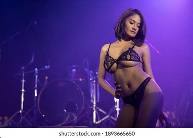 mujer sexy asiática con bikini bailando Foto de stock Shutterstock