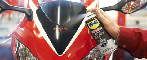 Lustrer Sa Moto Avec Le Lustreur Silicone WD 40 Specialist Moto