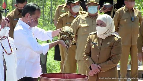 Gubernur Khofifah Satukan Tanah Dan Air Dari Bumi Majapahit Di Kendi