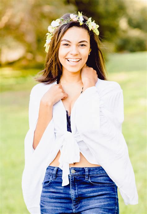 Tying Spring Flowers Into Your Spring Summer Wardrobe Senior Picture