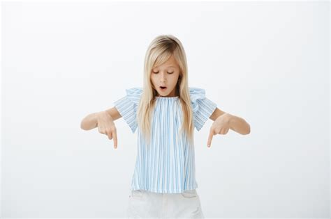 Fille Fascin E Et Excit E En Marchant Sur Un Sol En Verre Portrait De Jolie Jeune Fille Blonde