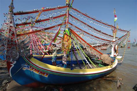 Perahu Hias Petik Laut Antara Foto