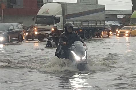 Jalur Pantura Cirebon Terendam Banjir Lalu Lintas Macet Panjang