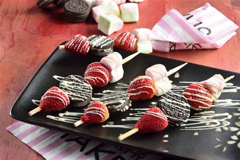 Brochetas de Fruta y Bombón con Chocolate Blanco