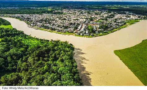 Rio Tarauacá ultrapassa cota de transbordamento e água invade quintais