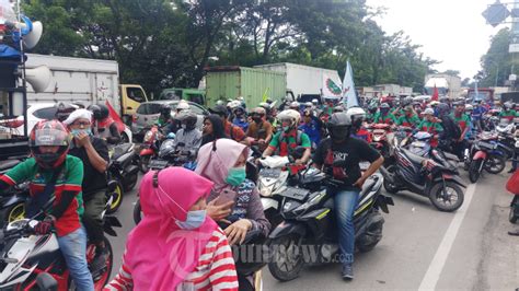 Demo Buruh Tuntut Kenaikan Upah UMK 2022 Foto 4 1904420 TribunNews