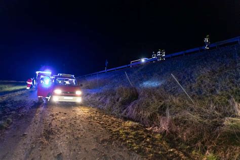 Schwerer Unfall Auf A Lastwagen Durchbricht Leitplanke Und St Rzt