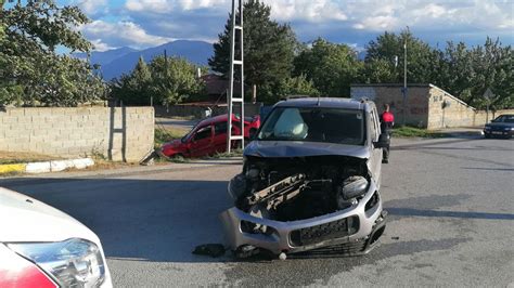 Kafa Kafaya Çarpışan Otomobillerde 2 Yaralı Bitlis Haber Bitlis Son