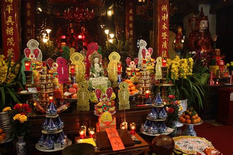 The World Tastes Good: Visiting Temples in Hanoi During Tet (Part 2)