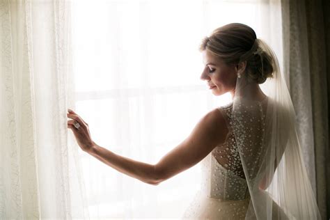 10 Bridal Poses for Wedding Photographers