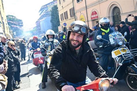 Mila Vespa Tutte Insieme Lo Spettacolo Dei Vespa World Days A