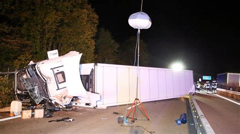 Schwerer Unfall Auf Der A Wodka Laster Kracht In Stauende