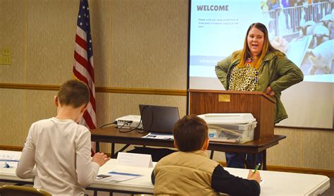 4 H Students Learning Livestock Judging Skills