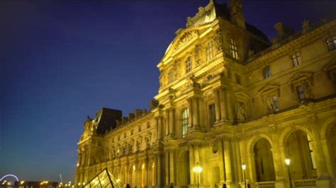 Schöne nächtliche Ansicht des Louvre Palastes in Paris dem