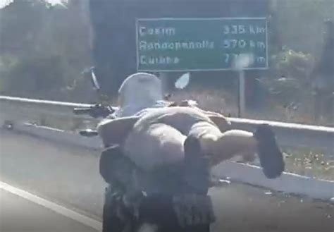 V Deo Mostra Motociclistas Deitados Sobre Motos Em Alta Velocidade