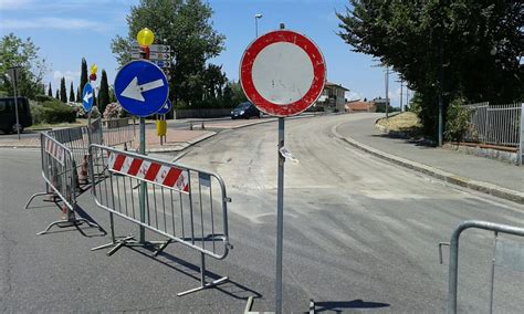 Via Vecchia Pisana Strada Chiusa La Notte Prima De La Luna Per Lavori