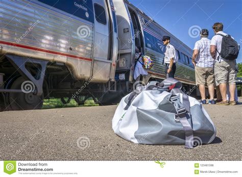 Passageiros Que Embarcam O Trem De Amtrak Foto De Stock Editorial