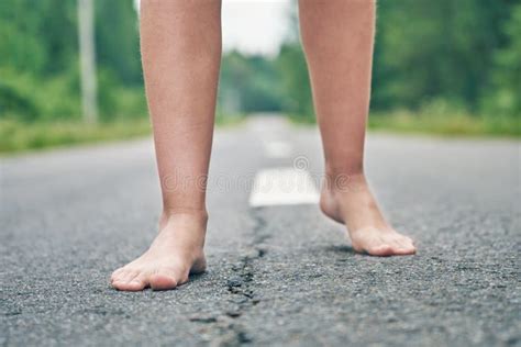 Ragazza Che Cammina A Piedi Nudi Lungo La Ferrovia Della Ferrovia