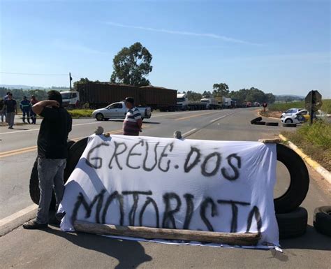 Caminhoneiros voltam a protestar pelo 3º dia em rodovias da região de