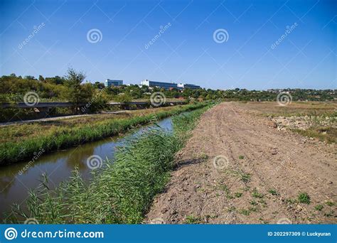 Canal De Drenaje Para Agua De Lluvia En Las Afueras De La Ciudad Imagen