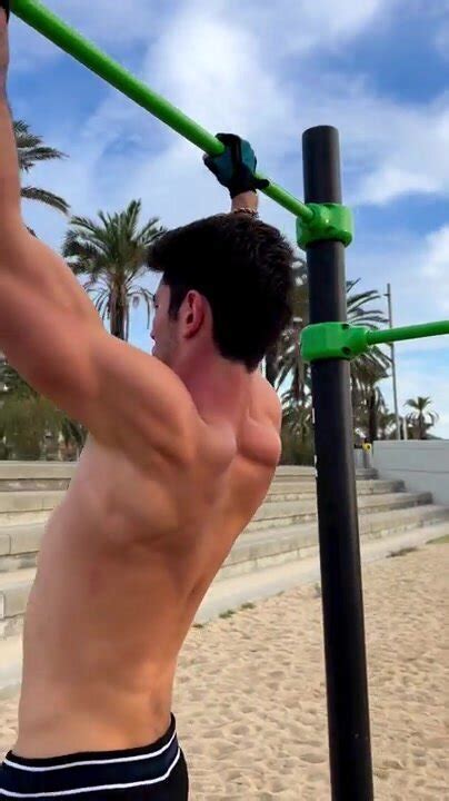 PULL UPS AT BEACH NOT NUDE BUT HOT ThisVid 日本語で