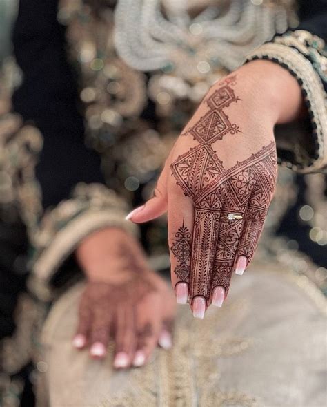 Épinglé par mohima sur Henna en 2024 Modèles tatouages au henné