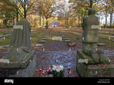 Trauernde Eltern Von Kathe Kollwitz Fotos Und Bildmaterial In Hoher