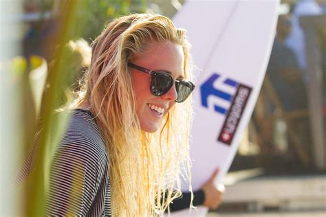 Laura Enever o la surfista de récord de la que todo el mundo habla