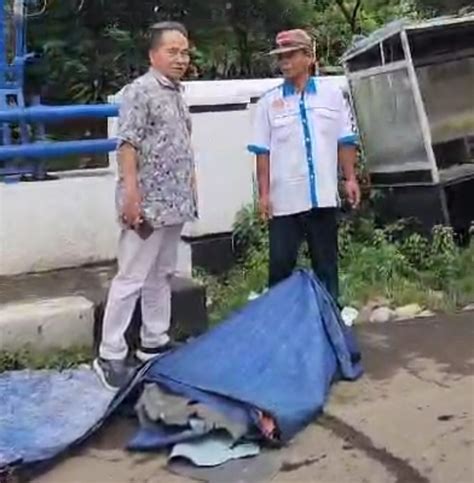 Pj Walikota Serang Yedi Rahmat Pergoki Warga Buang Sampah Di Sungai