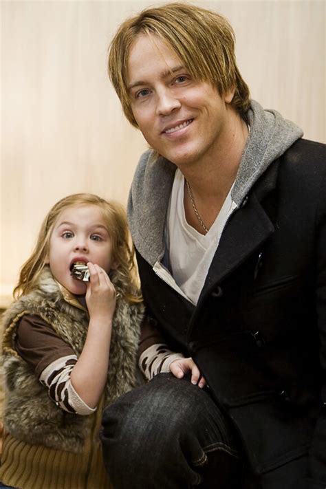 Photo Larry Birkhead et sa fille Dannielynn en février 2011 Purepeople