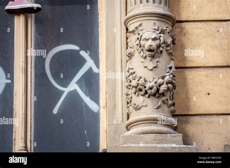 Graffiti hammer and sickle hi-res stock photography and images - Alamy