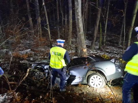 Dwie osoby zginęły po uderzeniu auta w drzewo Przeżyło 12 letnie dziecko