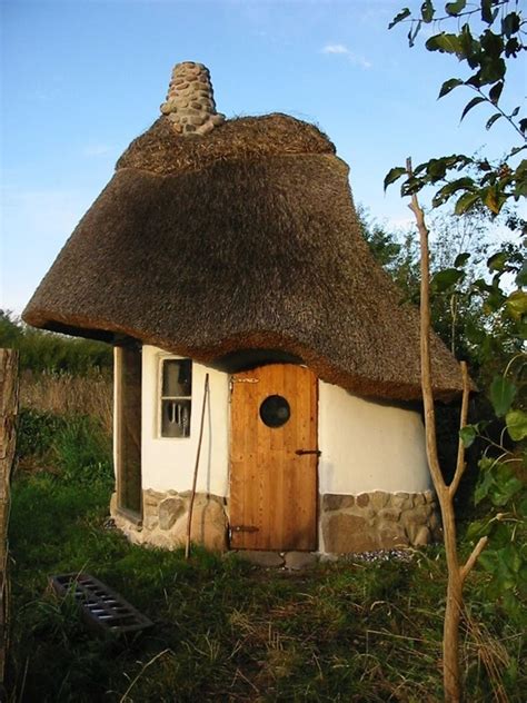 40 Beautiful Thatch Roof Cottage House Designs