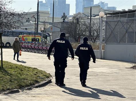 Horror w metrze Stacja Ratusz Arsenał zamknięta Pasażer rzucił się