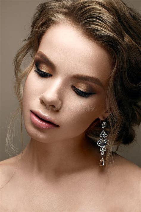 Bella Ragazza Con Le Trecce Ed Il Trucco Delicato Nude Bello Modello Con Le Labbra Rosse