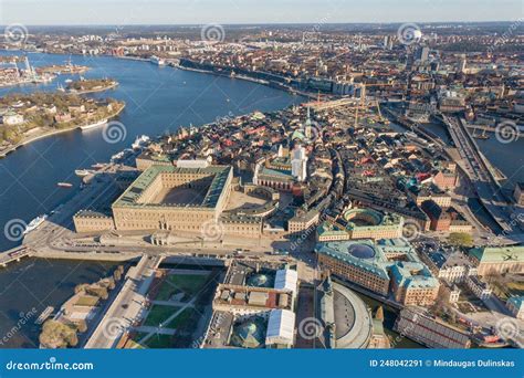 Casco Antiguo De Estocolmo Y Palacio Real En Segundo Plano Se