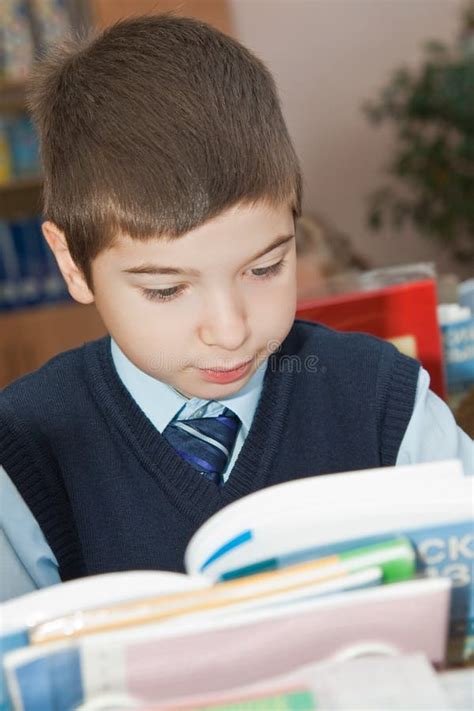 Ragazzo Che Legge Un Libro Fotografia Stock Immagine Di Persona 16292078