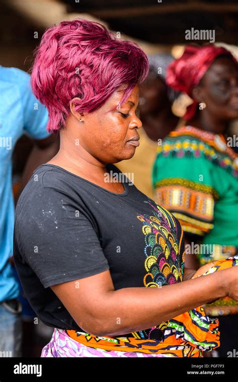 Lomé Togo Jan 9 2017 le Réseau non identifié femme aux cheveux